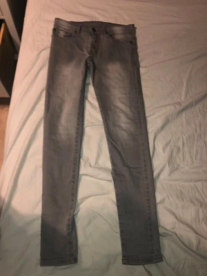 Gråa skinny jeans från Enzo - Gråa slim jeans från enzo