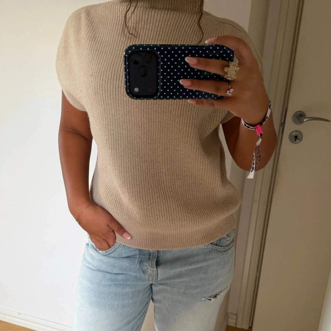 Beige stickad ärmlös polotröja - 1
