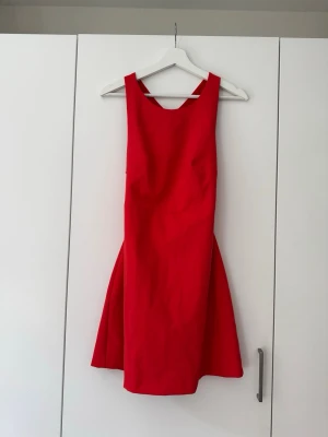 Klänning från Zara - Storlek L. Aldrig använd så är i nyskick.