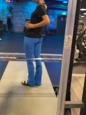 Impact flares  - Säljer nu mina impact flares från Dfyne. Färgen electric blue och storlek S/tall. Använda två gånger. Tyvärr spruckit i scrunch sömmen.    Jag kan laga byxorna innan jag skickar dem. Men kan inte garantera att lagningen håller! Pris går att diskutera vid snabb affär