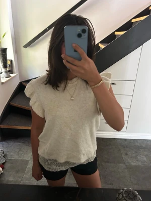 Beige stickad topp med volangärm - Säljer denna söta stickade topp🩷🎀