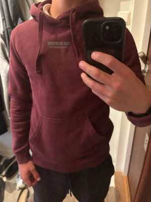 Vinröd hoodie med tryck - Säljer en snygg vinröd hoodie från Tom Tailor Denim i storlek S. Stilren modell med diskret logga, magficka och riktigt skön passform. Fint begagnat skick och perfekt till vardags. Nypris för liknande modeller ligger runt 500–600 kr. 