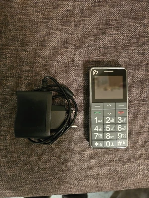 Fin telefon för alla - Fin telefon.  2 g. Stora knappar.  Perfekt till någon  Laddare följer med 