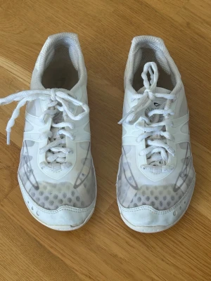 Cheerleading skor - Nfinity cheerskor o storlek 4.5, ungefär en storlek 34. Sulan är 19 cm på insidan. 