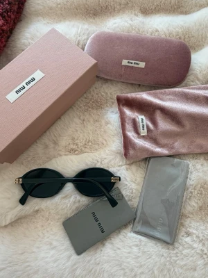 Solglasögon Miu Miu - Helt nya solglasögon från Miu Miu i modellen 04ZS 💗 allt på bilden ingår ☺️ de är oanvända och precis som nya ✨såååå snygga och exklusiva 🩷
