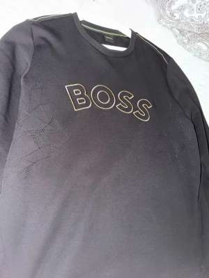 Hugo boss sweatshirt  - Hugo boss tröja guld svart, L, jätte fin som nytt skick gammal modell men sällan använt. 