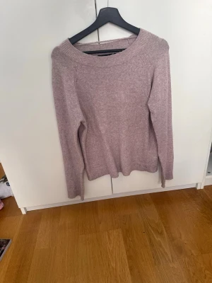 Ljuslila stickad tröja - Mysig stickad tröja med rund halsringning och långa ärmar. Tröjan har en enkel och stilren design, perfekt för att hålla värmen under kyliga dagar. Materialet är mjukt och bekvämt.💓