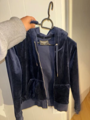 Mörkblå velour hoodie Juicy Couture - Säljer en mörkblå zip-hoodie från Juicy Couture i mjuk velour som inte längre används 