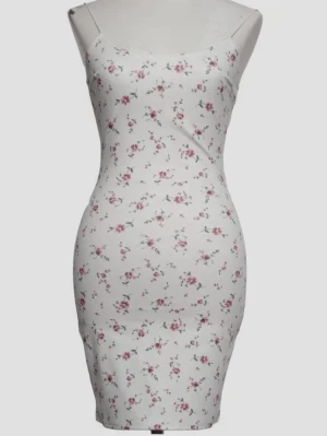 Vit blommig bodycon klänning - Fin vit blommig klänning från Nelly, NLYONE. Aldrig använd, endast testad. Nypris 299kr.  Tvättad i parfymfritt tvätt- och sköljmedel.  Rökfritt hem🚭