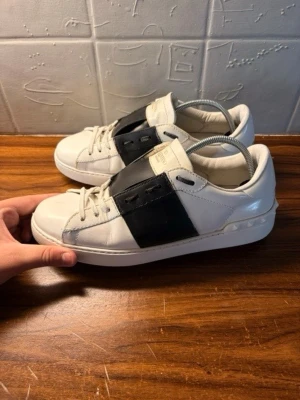 Valentino open skor - tjena, säljer nu dessa riktigt snygga opensen i storleken 41 ! Skorna är i topp skick förutom små skador där framme men det är enkel fix hos en skomakare. Skorna har nästintill ingen heeldrag samt fläckfria. Nypriset ligger på 7500KR men säljs hos oss för 1799KR. Kontakta oss vid intresse och funderingar! Mvh