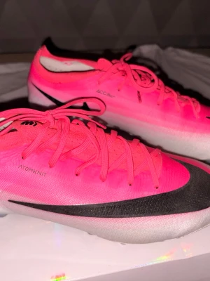  säljer nike mercurial vapor 17 elite  - Jag säljer två par av Nike mercurial elites i storlek 42.5 som kommer med box och påse 100% äkta köpte från Nike för 3199 kr jag har använt de två gånger och de är i jätte fint skick. De här skorna väger runt  150 gram de är lätta och väldigt flexibla. Skorna sitter jättebra på foten och är sköna. Säljer ochså de här på Vinted 