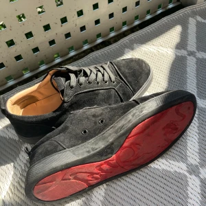 Louboutin skor - Ett par riktigt feta christian louboutin skor. Skick 8/10, en aning slitna på sulan men annars riktigt fina. Priset är inte hugget i sten så om ni har ni har några funderingar är det bara att höra av sig. Dom är äkthetskollade, visar gärna bevis.