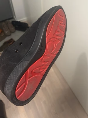 Louboutin skor svarta - Säljer svarta Louboutins med ikonisk röd sula och snörning. Skorna har en stilren och clean design som passar perfekt till en dressad look. Snygga detaljer och klassisk siluett. Låda tillkommer, samt loubs bag. Använda 1 gång.