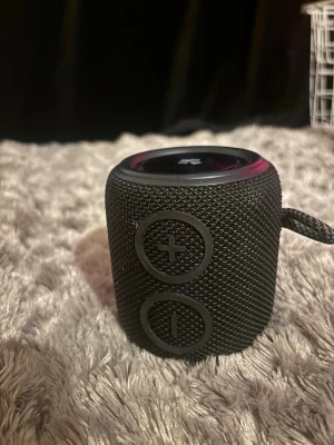 Svart bärbar högtalare med tygfront - Säljer min högtalare som fungerar bra och har bra ljud. Perfekt för att lyssna på musik eller använda till film och annat.  Högtalaren säljs eftersom jag inte använder den längre.  Hör gärna av dig om du har några frågor 😊