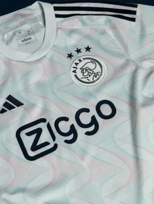 Ajax Tadic 23/24 bortaställ - Säljer en vit Ajax matchtröja från Adidas med svarta detaljer, tre stjärnor och klubbmärke på bröstet. Ziggo-logga på framsidan och Tadić 10 på ryggen. Barnstorlek L men passar XS. Tillverkad i lätt och ventilerande material, perfekt för fotbollsträning eller match. Väldigt bra skick. Hör av er vid funderingar😁✅