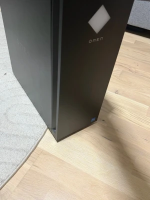 HP Omen stationär dator svart - Säljer en svart HP Omen stationär dator med stilren design och diskret Omen-logga på framsidan. Chassit är gjort i metall och har en modern, kantig form. Perfekt för gaming eller tyngre uppgifter.