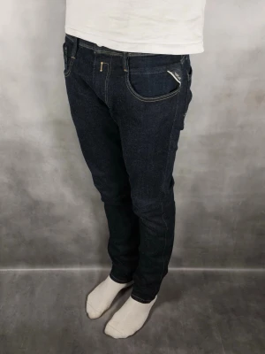 Replay Anbass - Replay Anbass Jeans • Storlek: 31/32 • Skick: 9/10 – fint skick, utan skavanker • Inkluderas: Endast jeansen • Nypris: Ca 2 000 kr • Passform: Modellen på bilden är 180 cm lång, väger 65 kg •