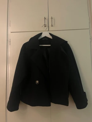 Svart kappa - En jättefin svart kappa från New collection. Finns ingen lapp med storlek men skulle säga S. Superfin 💕