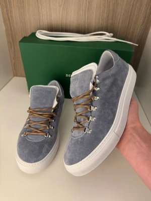 Blå mockasneakers från Diemme - Riktigt snygga Diemme sneakers i storlek 43🙌 Orginal box samt extra snören följer med!     Skorna är i mycket bra skick✅