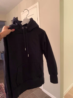 Svart hoodie från Zara med ficka - Stor och tjock varm hoodie i mörkblått från Zara 
