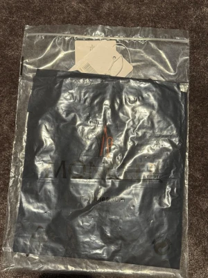 Moncler T-shirt  - Helt ny och oanvänd T-shirt 