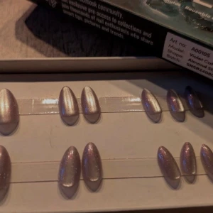 Switch Nails Violet Cat Eye Almond Short  - Switch Nails Violet Cat Eye Almond Short. Strl 3, 5, 9, 10, 12, 13, 14 x 2. Oanvända.