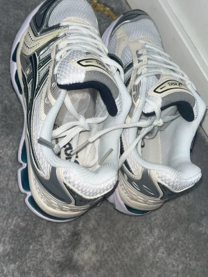 Asics gel-Kayano 14 - Säljer mina äkta ASICS Gel-Kayano 14 i grå färg, storlek 38. Snygg och lättmatchad modell som passar perfekt till vardags och streetwear.  👟 Äkta ASICS 📏 Storlek 38 🩶 Grå ✨ Fint skick 📦 Skickas snabbt och packas noggrant  Skriv gärna om du vill ha fler bilder eller har några frågor!