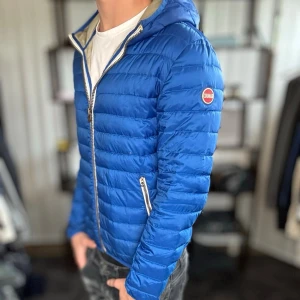 Tunn Colmar jacka - Ok skick, märkbart använd men fullt brukbar❗️Nypris ca 3000kr. Modellen är 185 cm, 75 kg. Alltid billigare pris vid köp av flera varor‼️🙌Svarar alltid på frågor eller funderingar! 