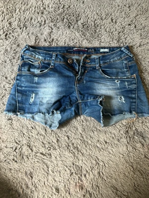 Zara shorts - andvända, men är i super bra skick❤️är låga i midjan.