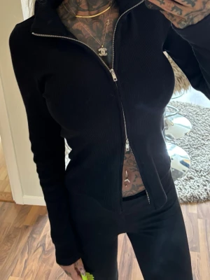 Cardigan  - Svart rib zip cardigan, endast använd vid ett tillfälle (ord pris 399:-) 💋 ▪️ TikTok - ginise  