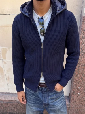C&M Apex Cardigan – Navy | Strl S | Ny Med Prislapp - C&M Apex Cardigan i navy. Clean Skandinavisk design med premium kvalitet som syns och känns.  Ny med prislapp, aldrig använd.  📏 Storleksguide S: Passar dig som är ca 170-178 cm och 65-72 kg.  Finns i flera storlekar — skriv din längd och vikt så hjälper jag dig hitta rätt passform!  
