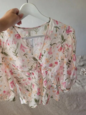 Populär HM blus pris lapp kvar  - Endast använd en gång till en tik tok helt slutsåld 