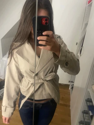 Beige trenchcoat  - Säljer min beiga trenchcoat från Gina tricot som är perfekt nu inför hösten!💓💓 