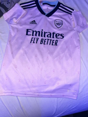 Arsenal tröja - Rosa Arsenal tröja i storlek 152 från säsongen 2022.