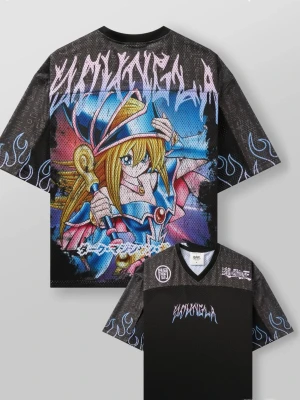 Svart oversized-T YoungLA Yu-Gi-Oh!  - Helt ny och oanvänd YoungLA Dark Magician Girl Mesh Jersey. Exklusiv design med ventilerande mesh-material och oversized passform. Detaljerad grafik med Dark Magician Girl på ryggen, unika mönster över axlar och ärmar samt YoungLA-detaljer framtill. En riktigt iögonfallande och limiterad piece med premiumkänsla, perfekt för gym, streetwear eller samling. Skick 10/10 – helt ny.