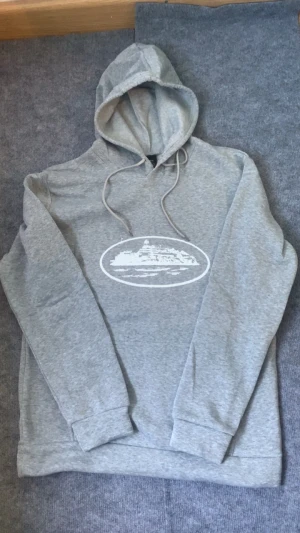 Grå hoodie med tryck - Säljer nu min corteiz hoodie för ett 10/10 pris så jag kommer inte acceptera några prisförslag 