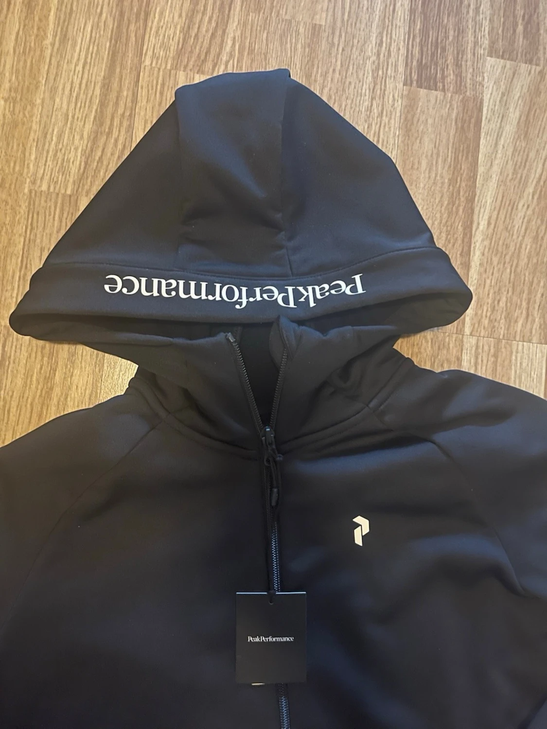 Svart hoodie från Peak Performance - 1