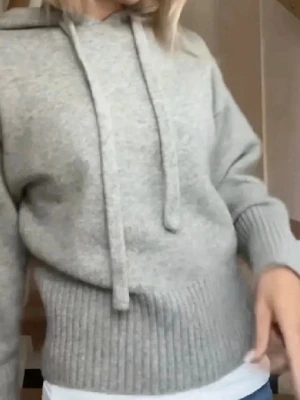 Grå stickad hoodie med luva - Mysig grå stickad hoodie med luva! 
