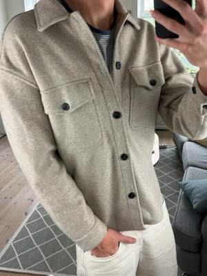 Overshirt beige  - Trendig och snygg! Lite nopprig annars bra skick! Mått: A:48 B:50 C:50 D:66 (cm) Skriv vid fundering! 😇🙌