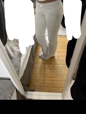 Ljusgrå mjukisbyxor med raka ben - Säljer ett par ljusgrå mjukisbyxor med raka ben och dragsko i midjan. Byxorna har fickor på sidorna och är gjorda i ett mjukt, stretchigt material som är perfekt för chill dagar. Passar dig som gillar en avslappnad och enkel stil.