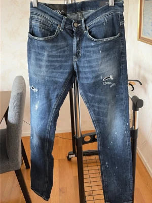 Dondup jeans  - Säljer dessa riktigt fina dondup jeans i storlek 28 slitningar är modellen (riktigt bra skick)