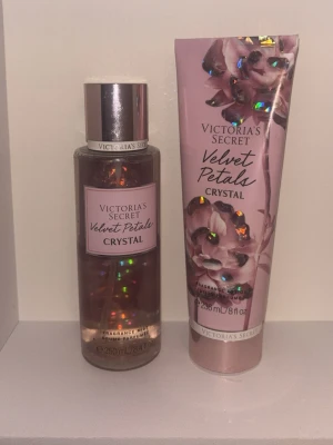 Victoria's Secret Velvet Petals Crystal Set - Victoria's Secret Velvet Petals Crystal set med en fragrance mist och en matchande body lotion. Doften beskrivs som en fruktig blommig doft med noter av frodiga blommor och kanderad mysk. Perfekt för den som gillar söta och blommiga dofter. Ungefär 50% kvar.