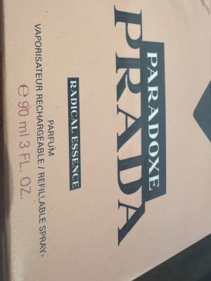 Prada Paradoxe Radical Essence 90ml - Prada Paradoxe Radical Essence är en lyxig parfym i en elegant ljusbeige förpackning. Flaskan är påfyllningsbar och rymmer 90 ml. Parfymen har en modern och stilren design som passar perfekt för dig som gillar exklusiva dofter.