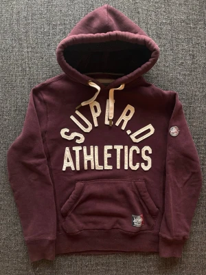 Superdry hoodie ~ sällsynt  - Säljer nu denna sjukt snygga Superdry hoodien | st M ~ 175–185cm | fodrad luva som passar perfekt nu till kyligare dagar! Modellen produceras inte längre och är därav väldigt sällsynt. Kan även gå ner lite i pris vid snabb affär🍁🫶
