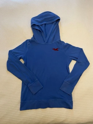 Hollister Hoodie - Sjukt snygg blå Hollister hoodie med stor luva i storlek S men passar även M. Hör gärna av dig vid funderingar eller mått!🤩