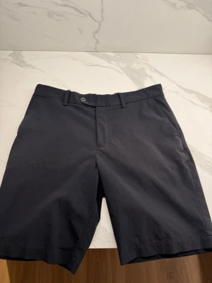 J.Lindeberg golfshorts  - Snygga och stilrena J.Lindeberg golfshort i storlek 30” shortsen är i jätte fint skick.