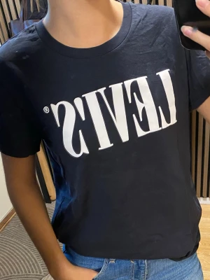 2 STYCKEN Levi's t-shirt svart och vit - Två klassiska Levi's t-shirts i svart och vitt med stor logga framtill. Båda har rund hals och korta ärmar. 150kr styck, kontakta mig om du endast vill köpa en!