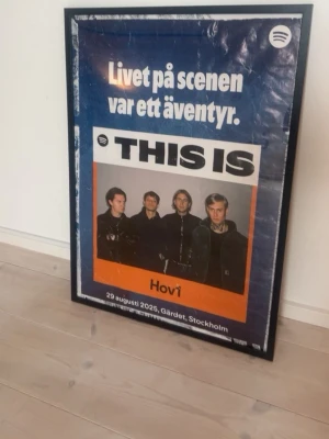 Hov1 affisch (Spotify) från Gärdet. - Säljer en stor inramad affisch från Spotify med Hov1 och texten 'Livet på scenen var ett äventyr'. Affischen har blå, orange och vit bakgrund samt ett foto på bandet. Perfekt för fans eller som dekoration till rummet. Väldigt sällsynt. #sällsynt #hov1 #hov1citat citat av bandet själv 