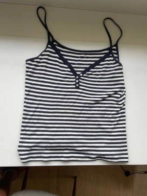 Jättegulligt linne från Brandy Melville - Randigt linne med knappar från Brandy Melville