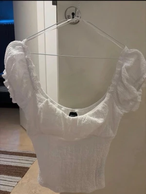Vit topp - Din vit topp från Gina tricot som aldrig använts eftersom den är lite för stor på mig 